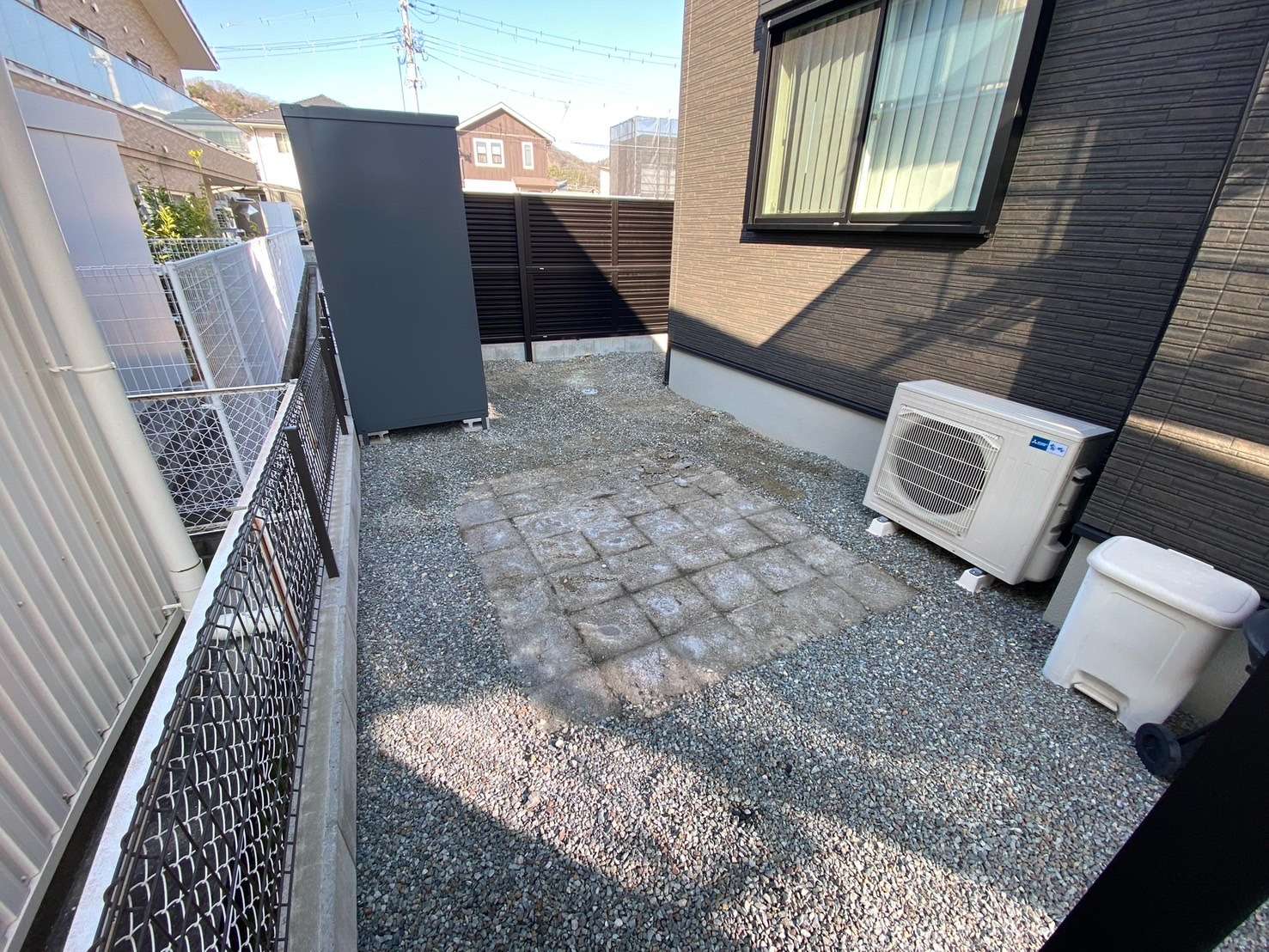 【超リアル人工芝】雨で足元がぬかるんでストレスな庭を人工芝で癒しの空間に!